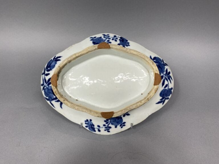 Chine - Coupe sur pied polylobée en porcelaine bleu blanc à décor d'un villageo…