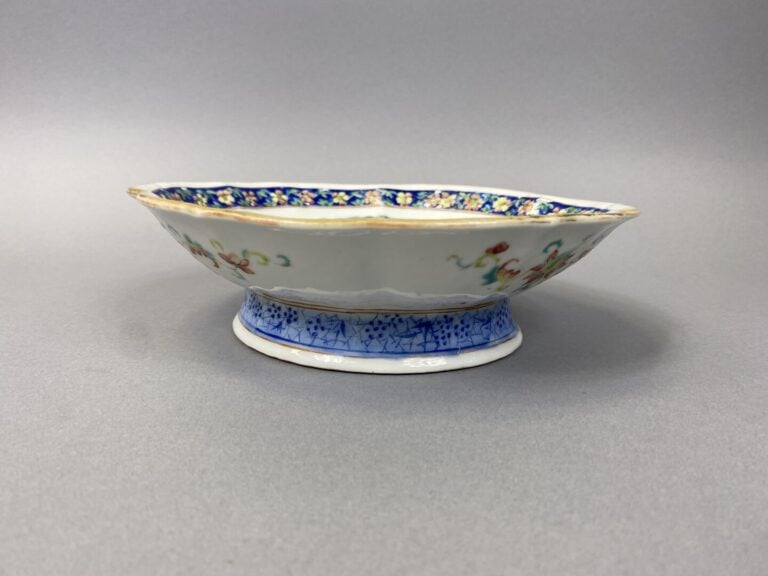 Chine - Coupe sur pied polylobée en porcelaine émaillée à décor d'oiseaux sur u…