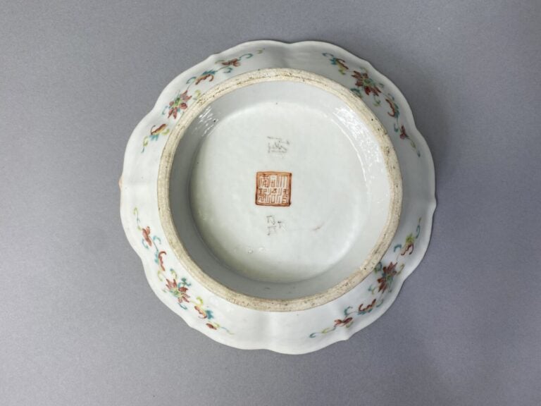 Chine - Coupe sur pied polylobée en porcelaine émaillée à décor d'oiseaux sur u…