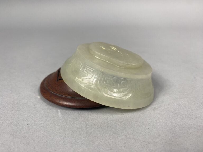 Chine - Coupelle en jade sculpté à décor de motifs géométriques. Couvercle en b…