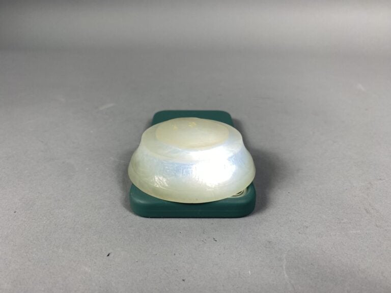 Chine - Coupelle en jade sculpté à décor de motifs géométriques. Couvercle en b…