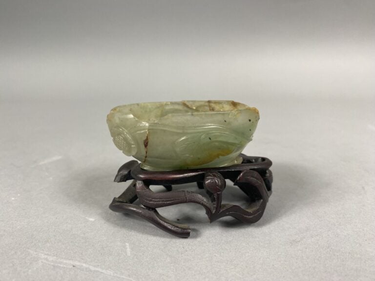 Chine - Coupelle en jade sculpté de forme ovale figurant des feuilles et fleurs…