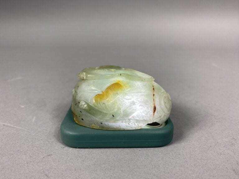 Chine - Coupelle en jade sculpté de forme ovale figurant des feuilles et fleurs…