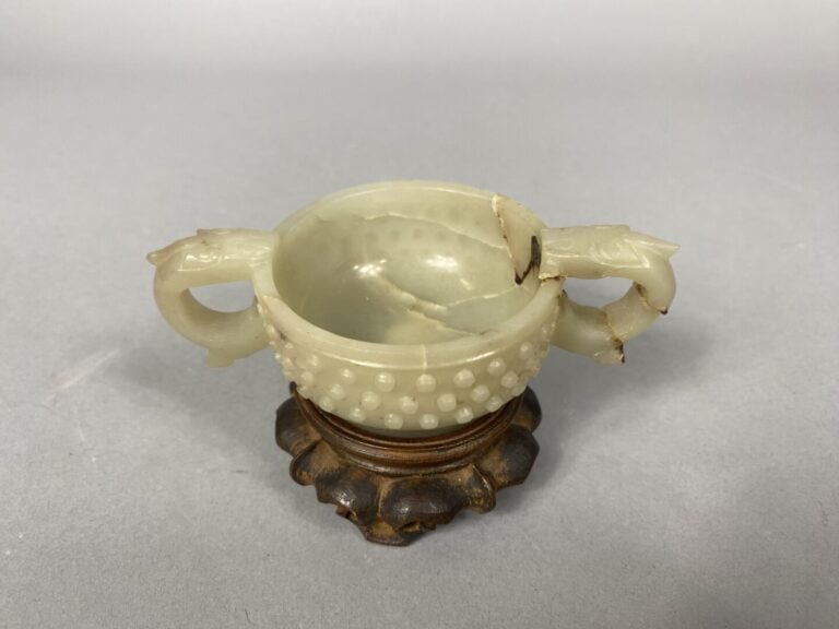 Chine - Coupelle en jade sculptée à deux anses formant des dragons stylisés. La…