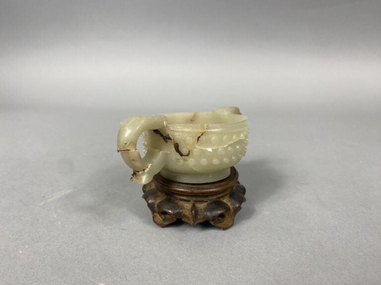 Chine - Coupelle en jade sculptée à deux anses formant des dragons stylisés. La…