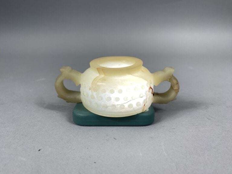 Chine - Coupelle en jade sculptée à deux anses formant des dragons stylisés. La…