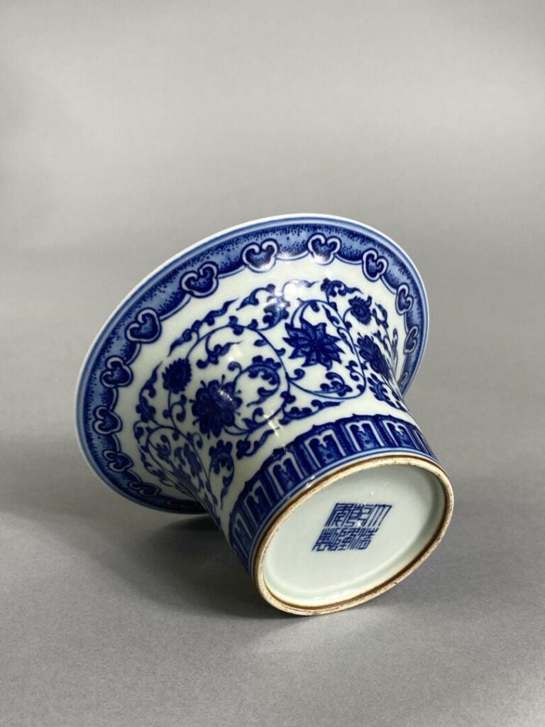 Chine - Coupelle évasée en porcelaine bleu blanc à décor de rinceaux lotus et f…