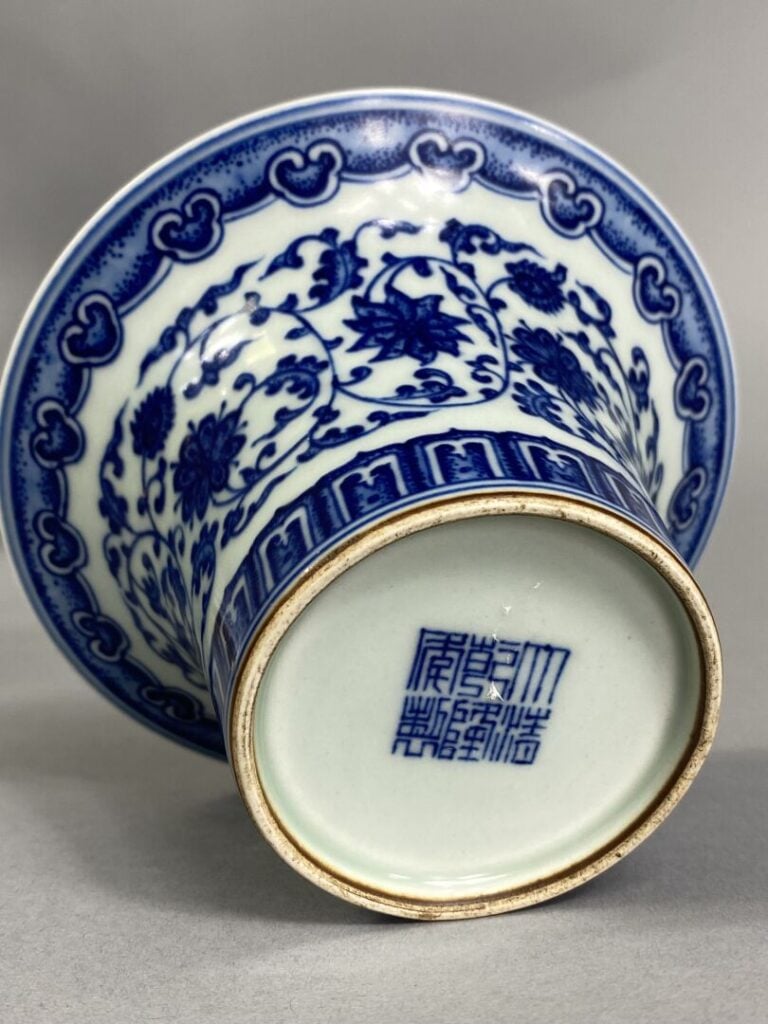 Chine - Coupelle évasée en porcelaine bleu blanc à décor de rinceaux lotus et f…