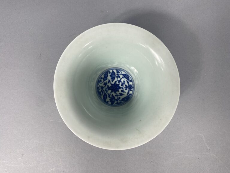 Chine - Coupelle évasée en porcelaine bleu blanc à décor de rinceaux lotus et f…