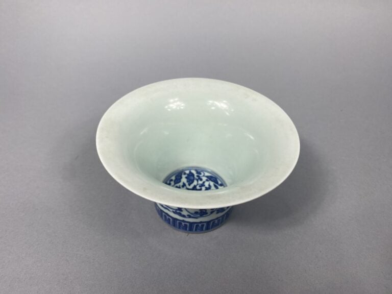 Chine - Coupelle évasée en porcelaine bleu blanc à décor de rinceaux lotus et f…