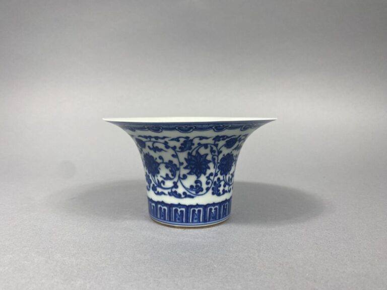 Chine - Coupelle évasée en porcelaine bleu blanc à décor de rinceaux lotus et f…