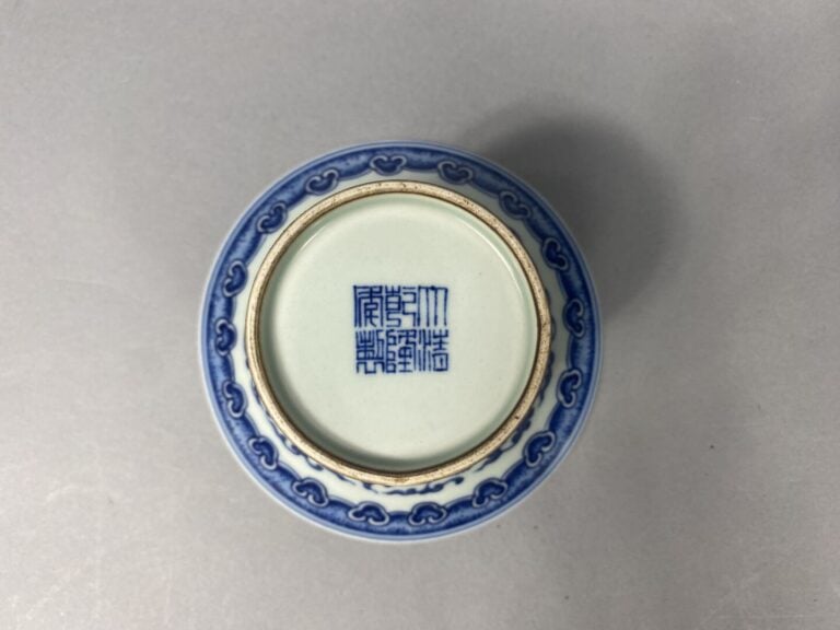 Chine - Coupelle évasée en porcelaine bleu blanc à décor de rinceaux lotus et f…