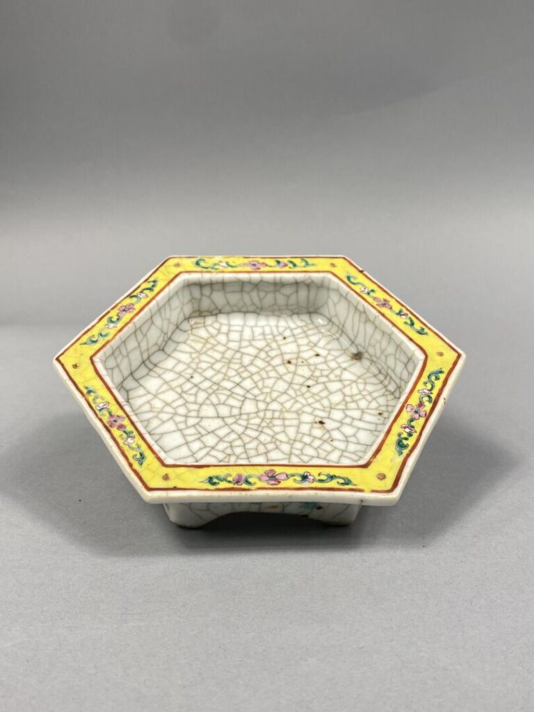 Chine - Coupelle hexagonale en céramique émaillée craquelée dans le goût de la…