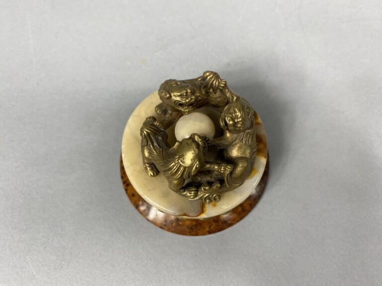 Chine - Curieux objet formant presse-papiers en bois surmonté d'une frise de pe…