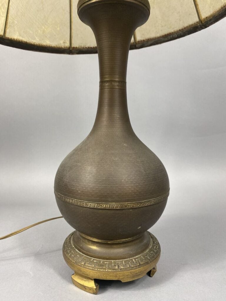 Chine, dans le goût - Vase en bronze à décor de frises de greques - H : 31 cm -…