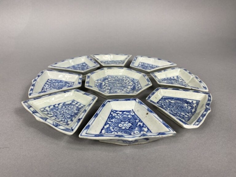 Chine du Sud - Mendiant en céramique émaillée bleu blanc à décor de motifs flor…