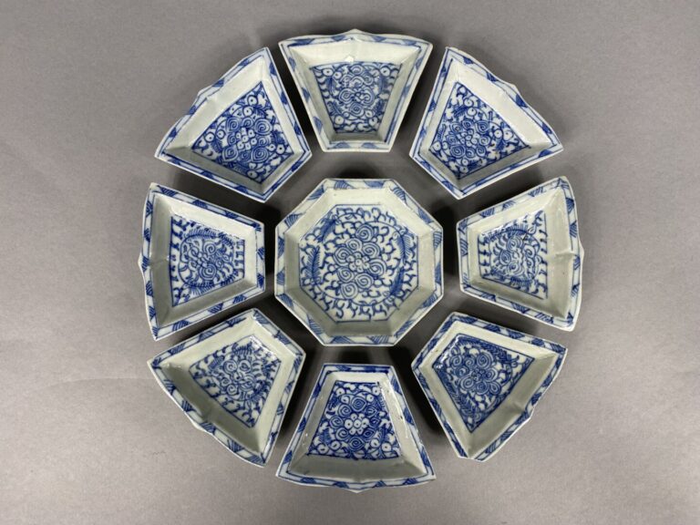 Chine du Sud - Mendiant en céramique émaillée bleu blanc à décor de motifs flor…