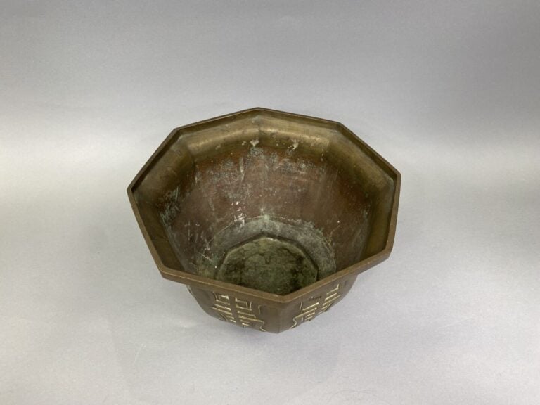 Chine du Sud / Vietnam - Cache-pot en bronze de forme octogonale à décor de car…