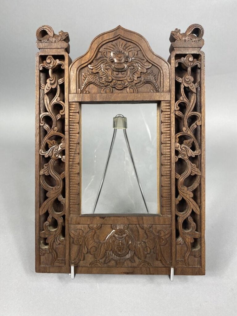 Chine du Sud / Vietnam - Cadre en bois sculpté à décor de chilongs stylisés sur…