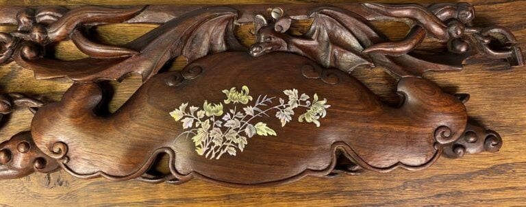 Chine du Sud, Vietnam - Element en bois sculpté représentant des chauves-souris…