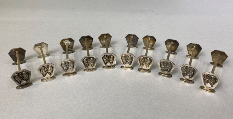 Chine du Sud / Vietnam - Ensemble de 10 porte-couteaux en métal argenté à décor…