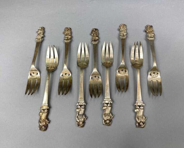 * Chine du Sud / Vietnam - Ensemble de 9 fourchettes en argent bas titre à déco…