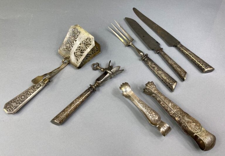 * Chine du Sud / Vietnam - Ensemble de 9 fourchettes en argent bas titre à déco…
