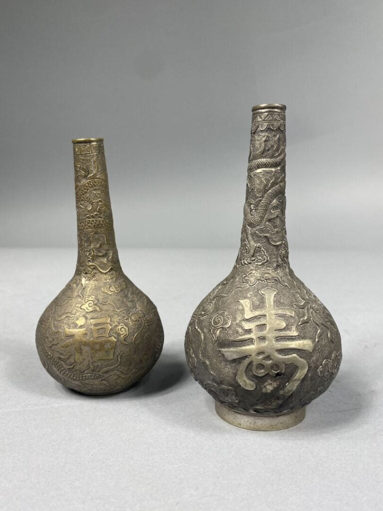 Chine du Sud / Vietnam - Ensemble de deux petits vases pirifomes en étain à ric…