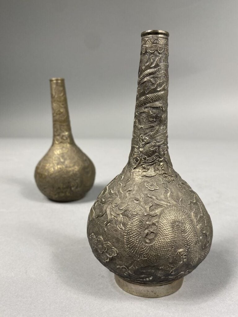 Chine du Sud / Vietnam - Ensemble de deux petits vases pirifomes en étain à ric…
