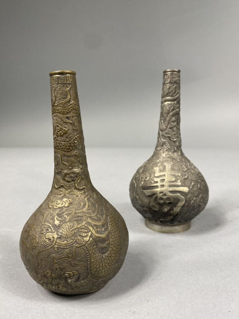 Chine du Sud / Vietnam - Ensemble de deux petits vases pirifomes en étain à ric…