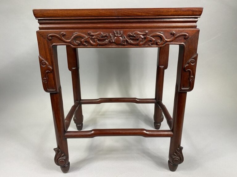 Chine du Sud/ Vietnam - Petite table d'appoint quadripode en bois sculpté et in…