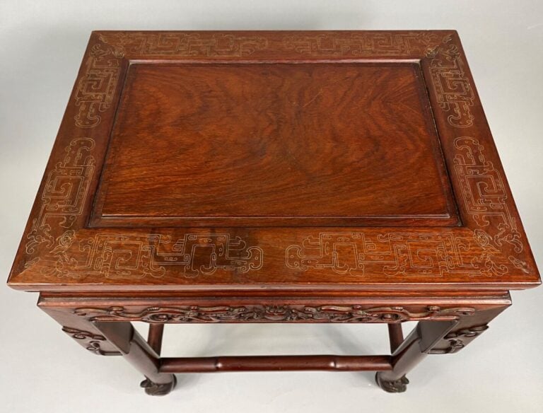 Chine du Sud/ Vietnam - Petite table d'appoint quadripode en bois sculpté et in…