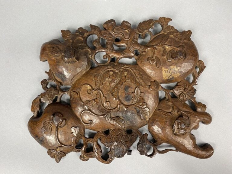 Chine du Sud, Vietnam - Plateau en bois sculpté et ajouré avec incrustations de…