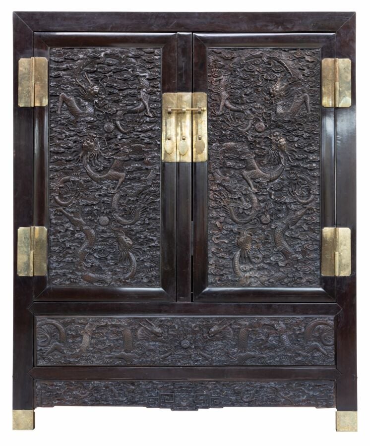 CHINE - Dynastie QING (1644 - 1911) - Armoire à deux portes en hongmu sculpté d…