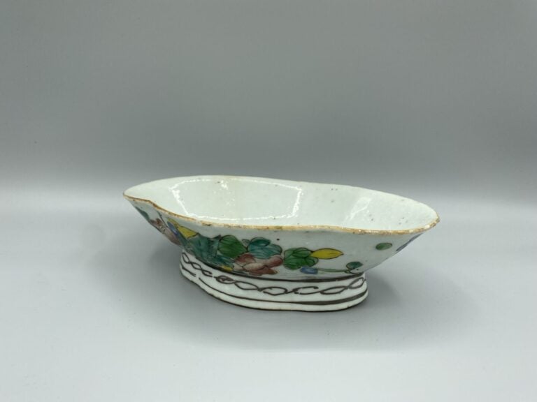 Chine - Ensemble de cinq raviers et coupes en porcelaine émaillée à décor de fl…