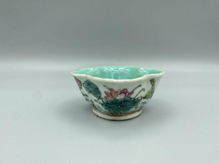 Chine - Ensemble de cinq raviers et coupes en porcelaine émaillée à décor de fl…
