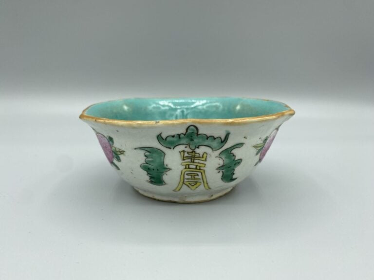 Chine - Ensemble de cinq raviers et coupes en porcelaine émaillée à décor de fl…