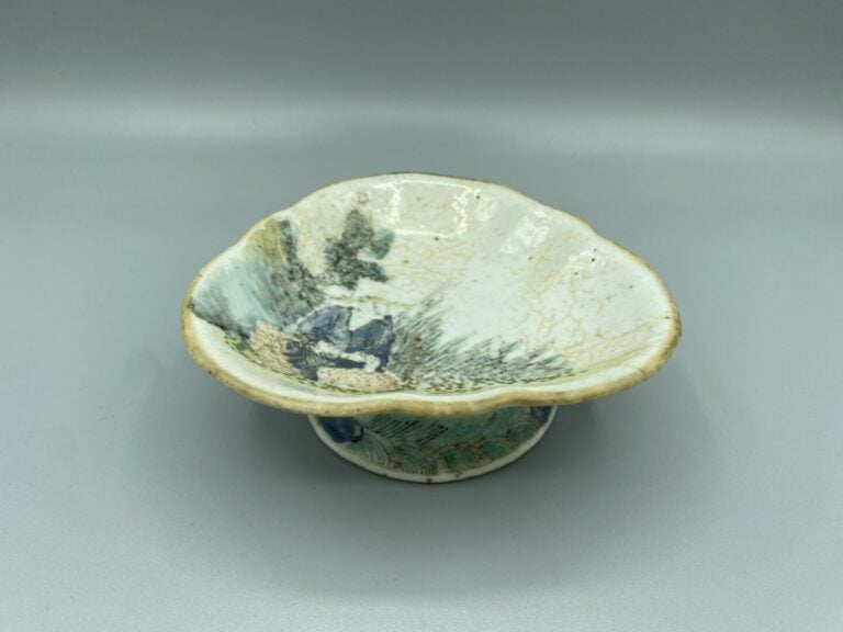 Chine - Ensemble de cinq raviers et coupes en porcelaine émaillée à décor de fl…