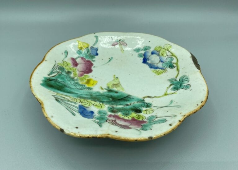 Chine - Ensemble de cinq raviers et coupes en porcelaine émaillée à décor de fl…