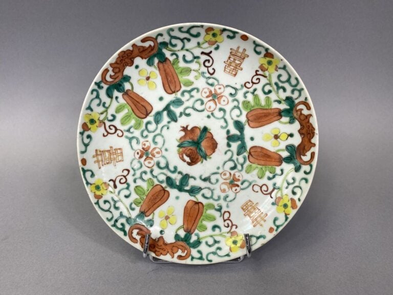 Chine - Ensemble de coupes sur pied et petite assiette en porcelaine émaillée à…