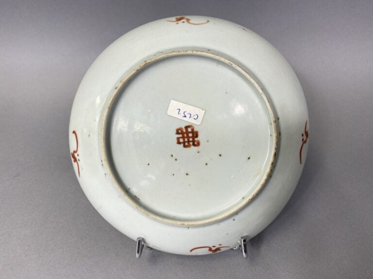 Chine - Ensemble de coupes sur pied et petite assiette en porcelaine émaillée à…