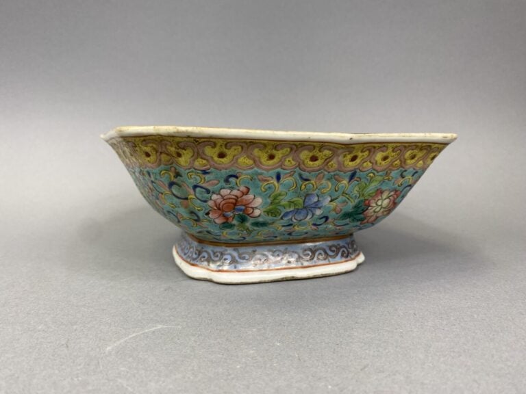 Chine - Ensemble de coupes sur pied et petite assiette en porcelaine émaillée à…