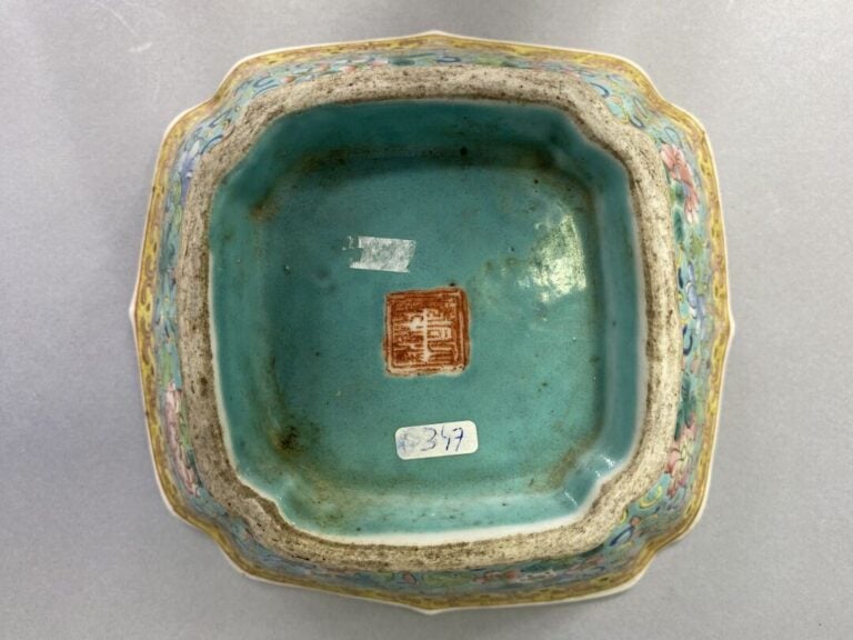Chine - Ensemble de coupes sur pied et petite assiette en porcelaine émaillée à…