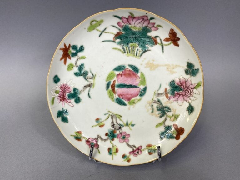 Chine - Ensemble de coupes sur pied et petite assiette en porcelaine émaillée à…