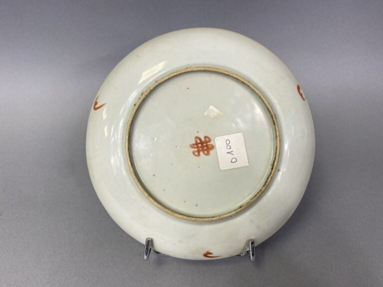 Chine - Ensemble de coupes sur pied et petite assiette en porcelaine émaillée à…