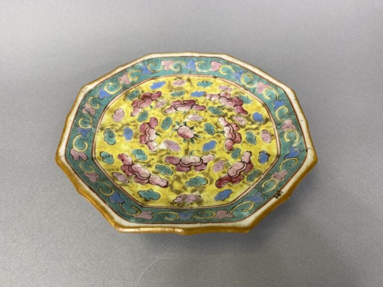 Chine - Ensemble de coupes sur pied et petite assiette en porcelaine émaillée à…