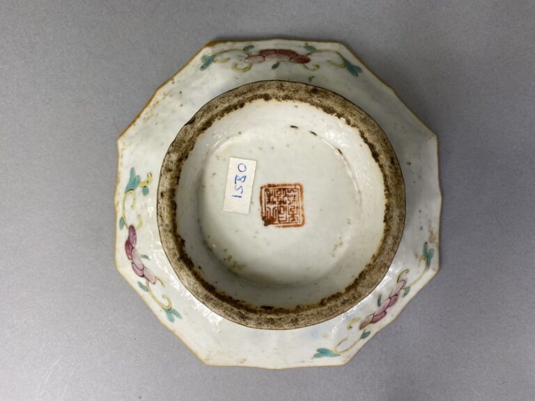 Chine - Ensemble de coupes sur pied et petite assiette en porcelaine émaillée à…
