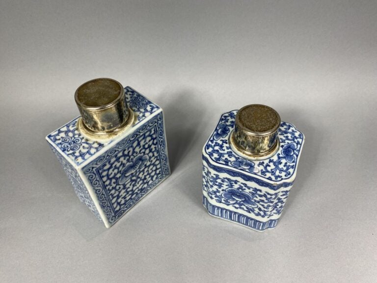 Chine - Ensemble de deux pots en céramique bleu blanc à décor de fleurs et rinc…