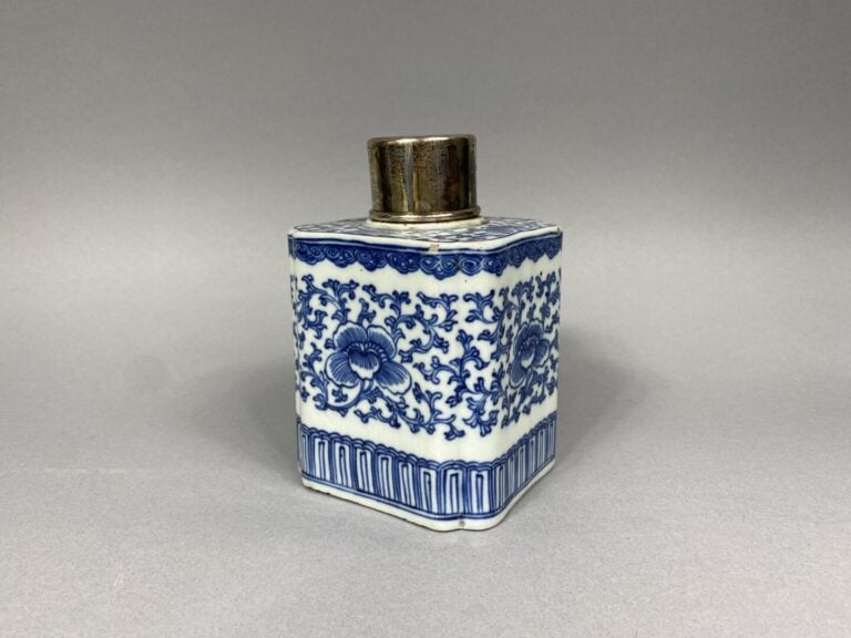 Chine - Ensemble de deux pots en céramique bleu blanc à décor de fleurs et rinc…