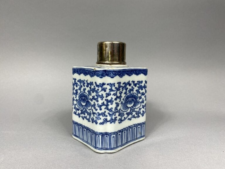 Chine - Ensemble de deux pots en céramique bleu blanc à décor de fleurs et rinc…